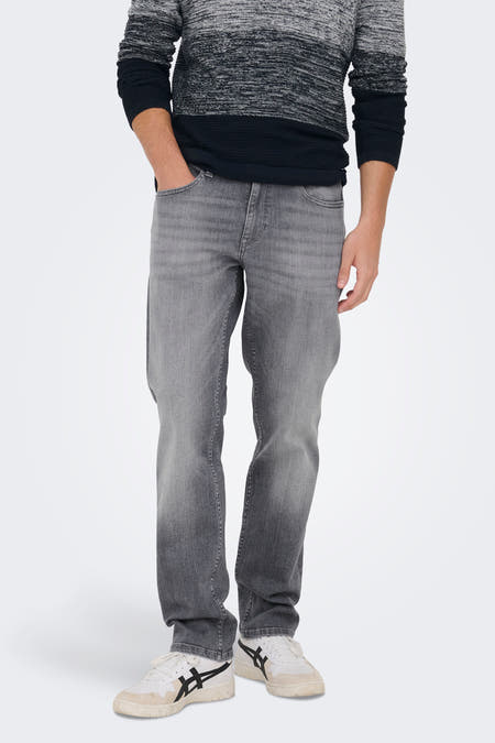 Jean droit gris d'ONLY & SONS, avec une légère usure et des surs visibles, associé à un pull rayé et à des baskets blanches.