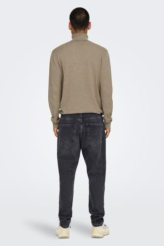 Jean tapered gris ONLY & SONS, vu de derrière, avec une veste beige et des chaussures blanches.
