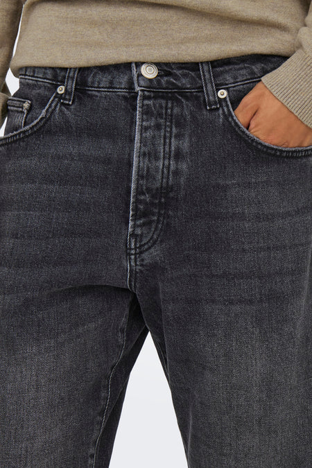 Grijze tapered jeans van ONLY & SONS met hand in zak.