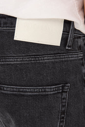Jean tapered gris ONLY & SONS, avec poche arrière et étiquette de marque.