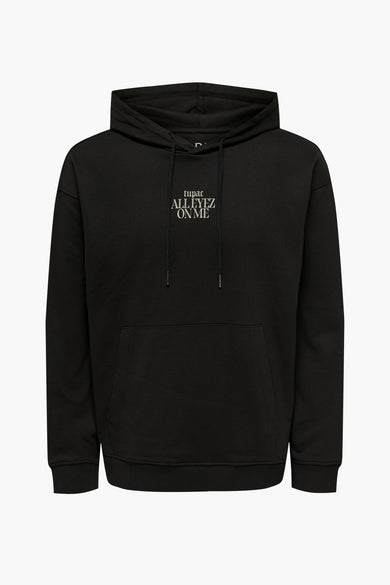 Zwarte sweater met capuchon van ONLY & SONS®, met een buidelzak en "tupac all eyez on me" tekst.