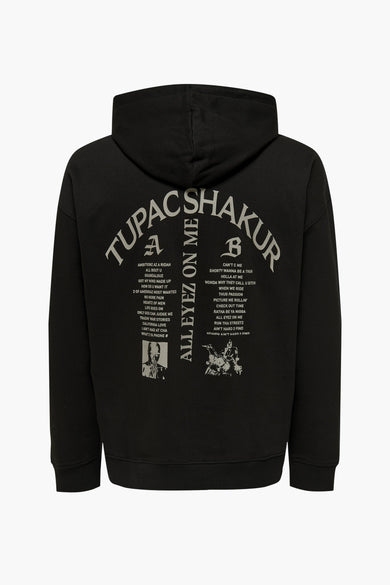Zwarte sweater met kap van ONLY & SONS® met teksten en afbeeldingen van Tupac op de rug.
