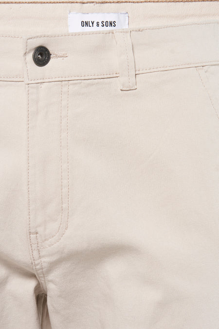 Ecru chinois de ONLY & SONS, avec détail de bouton et poche à l'avant.