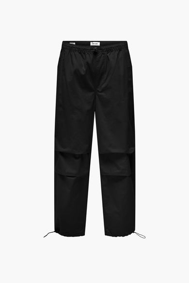 Zwarte broek van ONLY & SONS, met trekkoordjes aan de onderkant en twee klepzakken op beide benen.