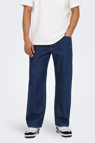 Donkerblauwe wijde jeans van ONLY & SONS, gedragen met een wit T-shirt en zwart-witte sneakers.
