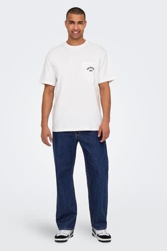 Donkerblauwe wide jeans van ONLY & SONS, met lichte wassing, gedragen met een wit T-shirt en sneakers.
