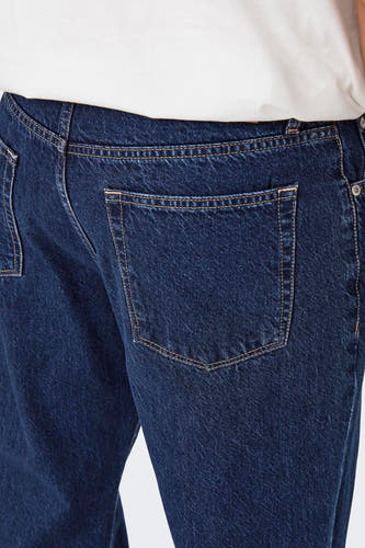 Donkerblauwe denim wide jeans van ONLY & SONS, met geel stiksel op de achterzak.