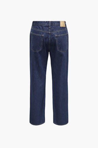 Donkerblauwe wijde jeans van ONLY & SONS, achterkant met zakken en leren merklabel op de tailleband.