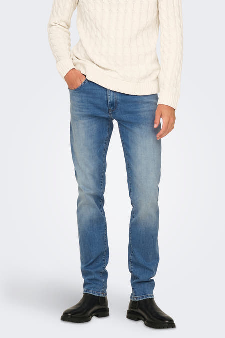 Jean droit en denim bleu clair d'ONLY & SONS, légèrement lavé et porté avec un pull tricoté et des bottes noires.