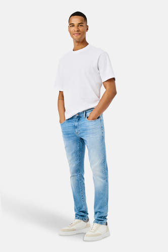 Lichtblauwe straight jeans van ONLY & SONS®, gedragen met een wit T-shirt en crèmekleurige sneakers.
