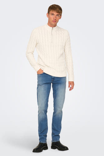 Lichtblauwe rechte jeans van ONLY & SONS, gedragen met een kabelgebreide trui en zwarte laarzen.
