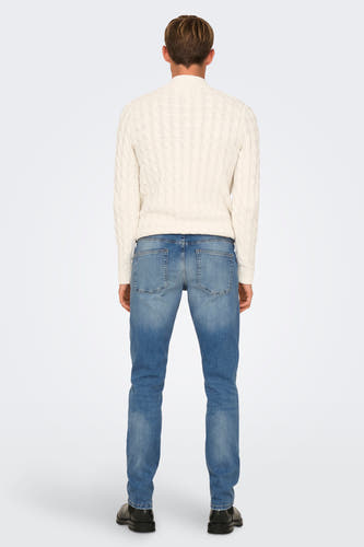 Lichtblauwe denim straight jeans van ONLY & SONS, met subtiele wassing en achterzakken.
