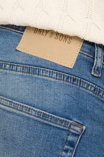Lichtblauwe straight jeans van ONLY & SONS, met gestikte zakken en een beige label.
