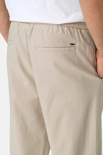 Pantalon écru de ONLY & SONS®, avec un détail subtil de poche arrière.