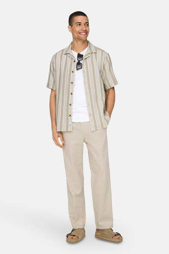 Pantalon écru de ONLY & SONS, associé à une chemise rayée, un T-shirt blanc et des sandales.