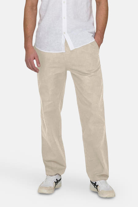 Pantalon écru de ONLY & SONS®, associé à une chemise blanche et des baskets blanches.