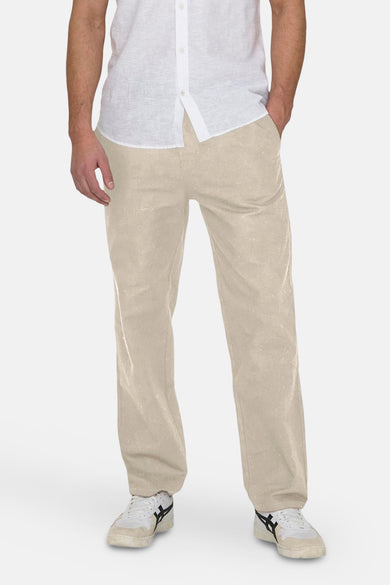 Ecru broek van ONLY & SONS®, gecombineerd met een wit overhemd en witte sneakers.
