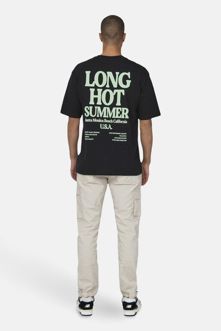 Zwart T-shirt met korte mouwen van ONLY & SONS®, met een grafische print op de achterkant, gecombineerd met beige cargobroeken en sneakers.