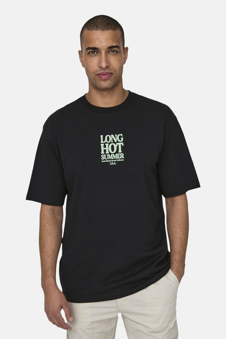 T-shirt noir à manches courtes de ONLY & SONS, avec une impression de texte verte sur la poitrine.