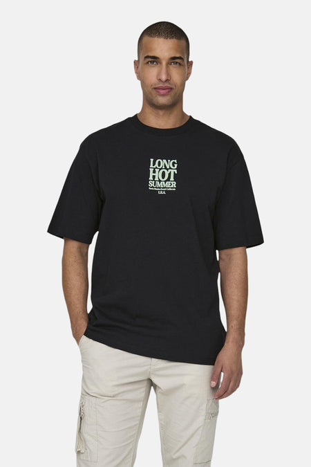 Zwart T-shirt met korte mouwen van ONLY & SONS®, met een print op de borst, gedragen met een cargobroek.
