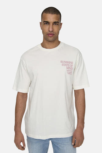 Beige T-shirt met korte mouwen van ONLY & SONS®, met roze opdruk en gedragen met een blauwe jeans.