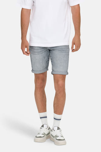 Short en jean gris clair en denim de ONLY & SONS®, avec ourlets retroussés, à combiner avec un t-shirt blanc et des baskets basses.