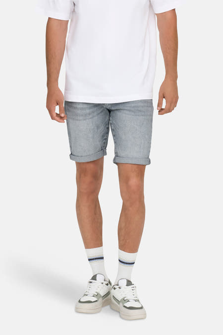 Short en jean gris clair en denim de ONLY & SONS®, avec ourlets retroussés, à combiner avec un t-shirt blanc et des baskets basses.