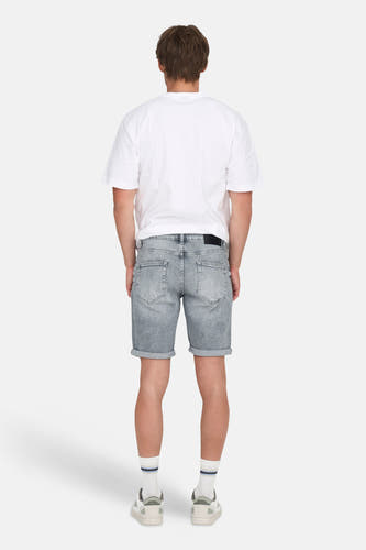 Short en jean gris clair en denim de ONLY & SONS, avec ourlets retroussés et chaussettes blanches avec chaussures.