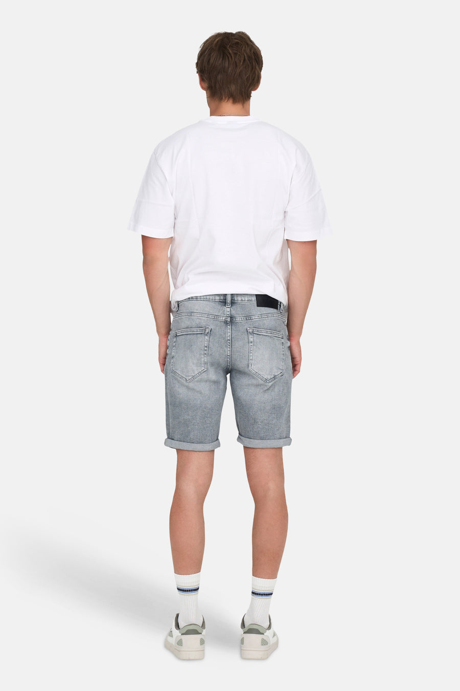 Short en jean gris clair en denim de ONLY & SONS, avec ourlets retroussés et chaussettes blanches avec chaussures.