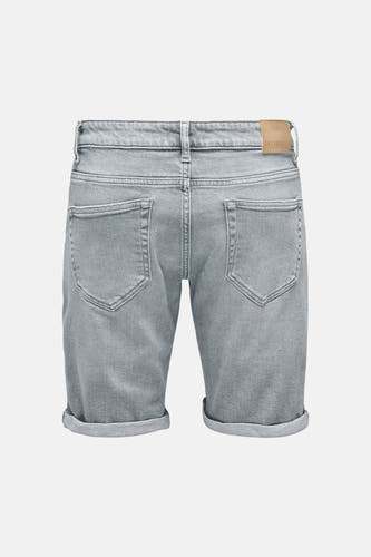 Short en jean gris ONLY & SONS, avec poches arrière et ourlets retroussés, dans un délavage denim clair.