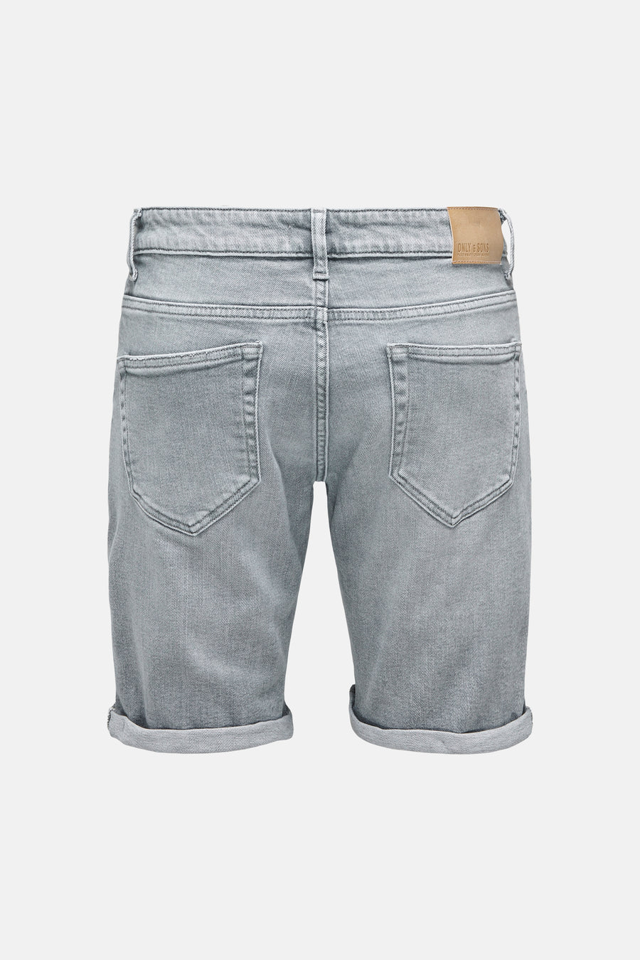Short en jean gris ONLY & SONS, avec poches arrière et ourlets retroussés, dans un délavage denim clair.