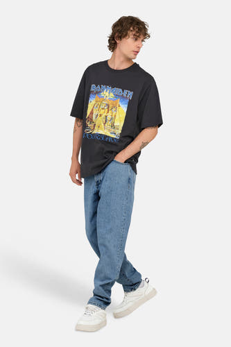 Lichtblauwe denim tapered jeans van ONLY & SONS, met plooien aan de voorzijde en witte sneakers.