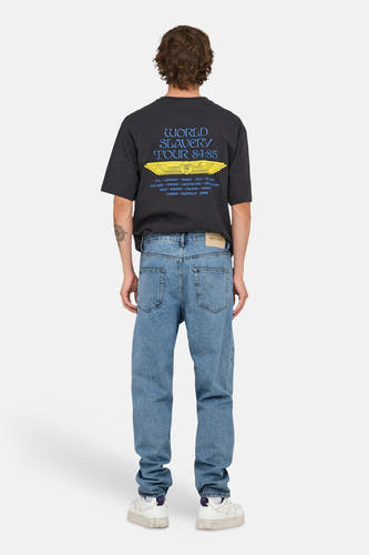 Jean fuselé bleu clair de ONLY & SONS, avec texture denim classique et baskets blanches.