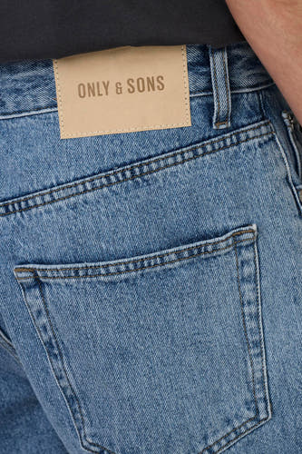 Jean tapered bleu clair de ONLY & SONS, avec une poche arrière et une étiquette de marque en cuir beige sur la ceinture.