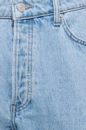 Jeans en denim bleu clair ONLY & SONS® avec fermeture à boutons et surpiqûres contrastées, gros plan.