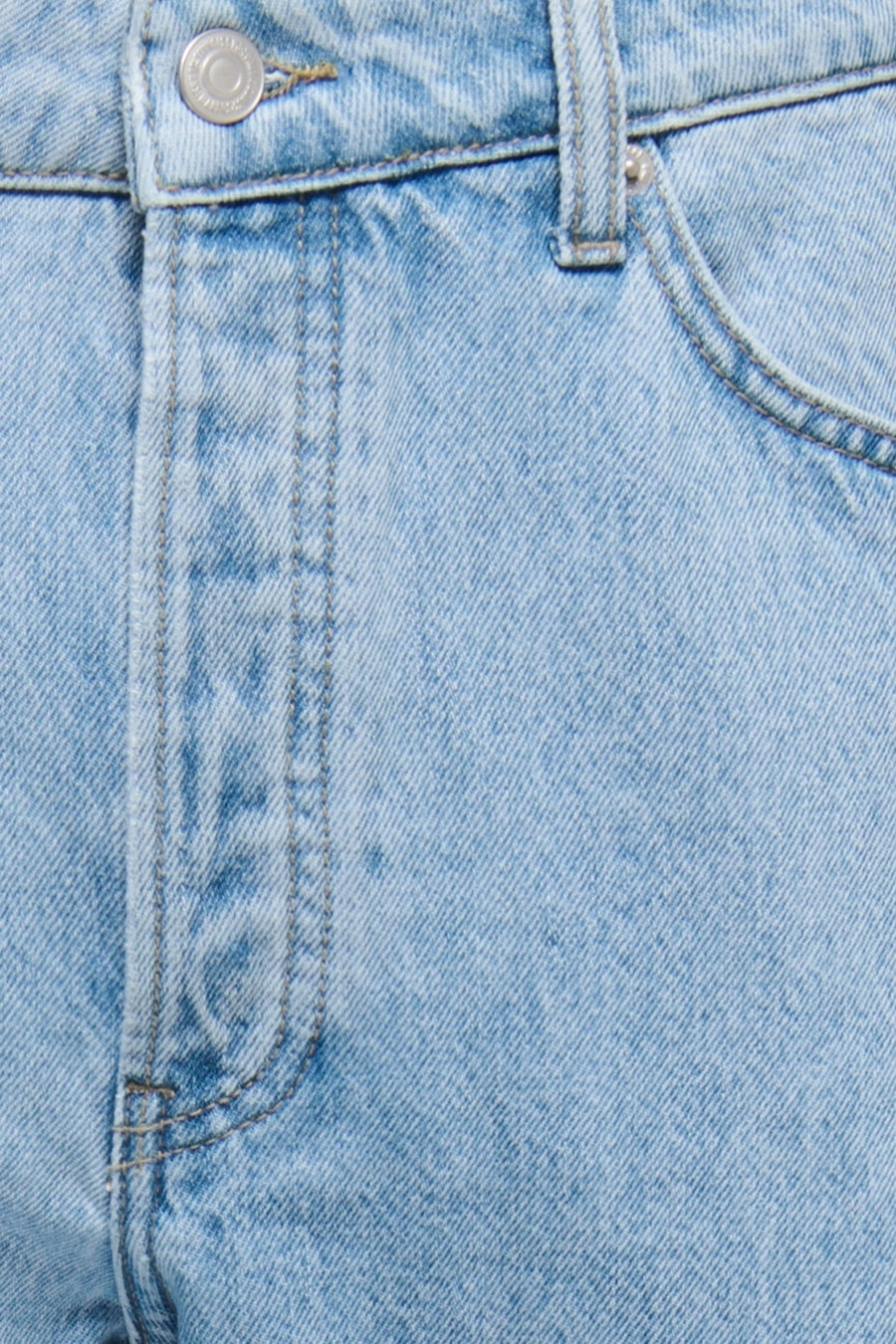 Jeans en denim bleu clair ONLY & SONS® avec fermeture à boutons et surpiqûres contrastées, gros plan.