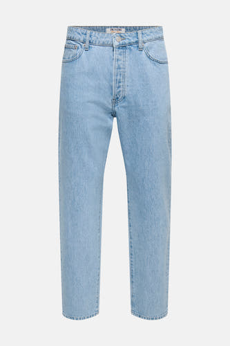 Jeans tapered bleu clair de ONLY & SONS avec fermeture à boutons, passants de ceinture et poches avant, photographiée à plat.