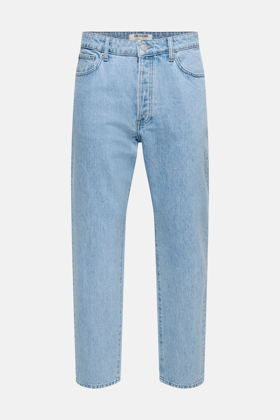 Jeans tapered bleu clair de ONLY & SONS avec fermeture à boutons, passants de ceinture et poches avant, photographiée à plat.