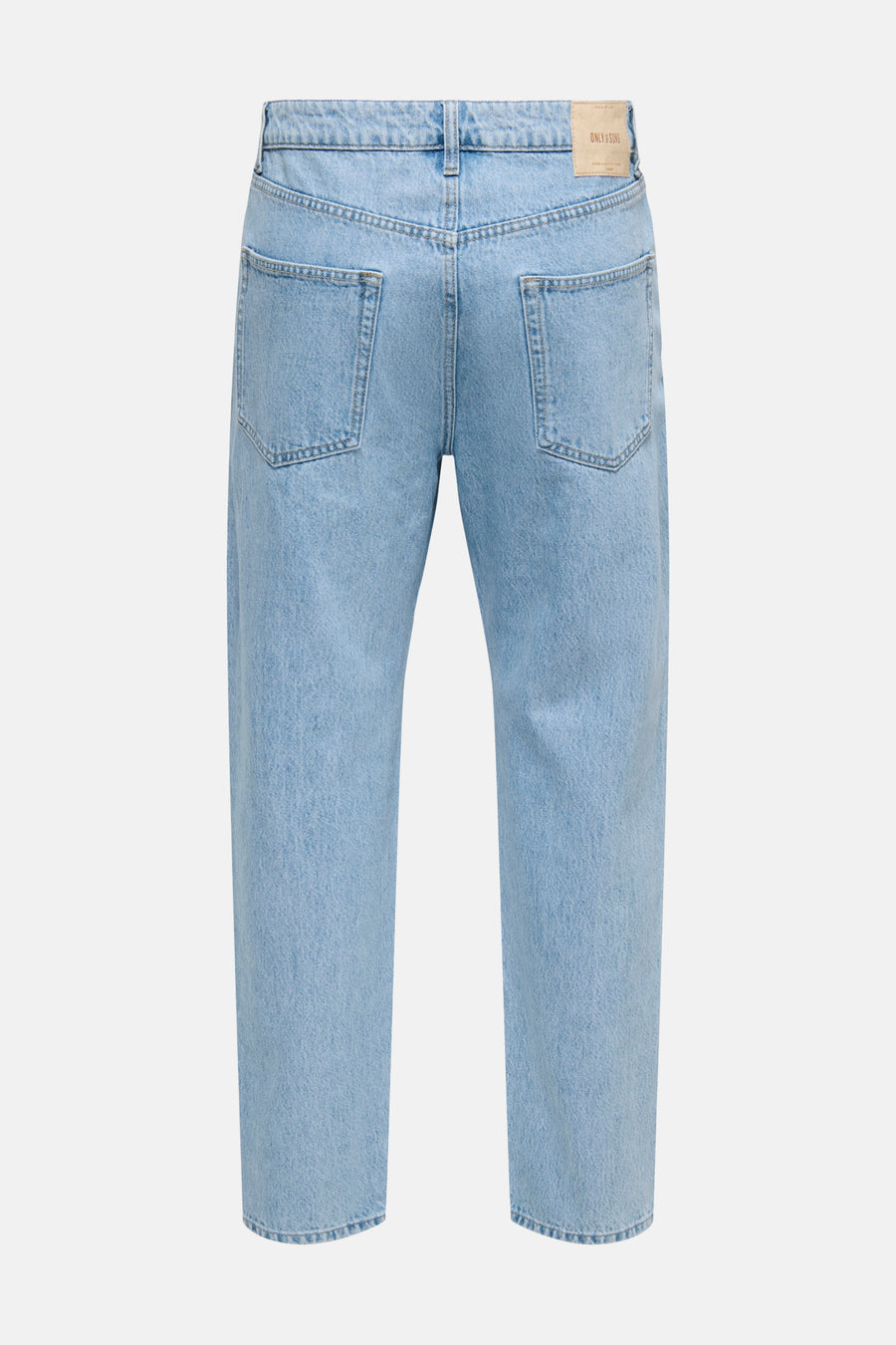 Jean fuselé en denim bleu clair de ONLY & SONS®, vue arrière, avec poches arrière et écusson de la marque sur la ceinture.