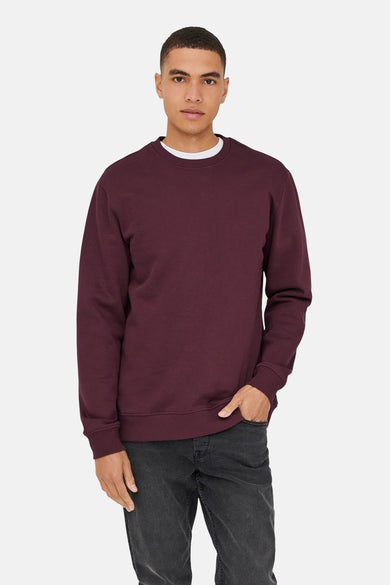 Bordeaux sweater met ronde hals van ONLY & SONS, met lange mouwen en zwarte jeans.
