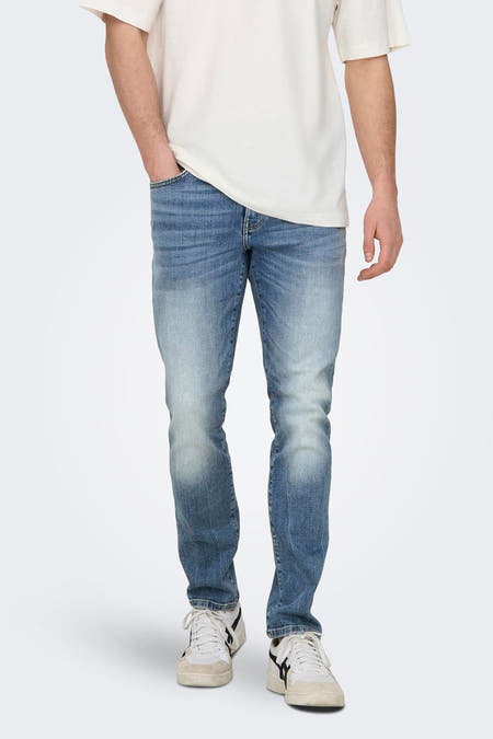Jean slim en denim bleu clair de ONLY & SONS®, avec un effet délavé et des baskets décontractées.