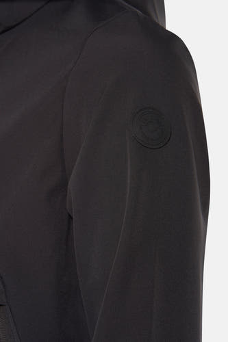 Zwarte regenjas van ONLY & SONS met ronde merkbadge op de mouw, gezien van de zijkant.