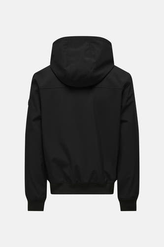 Zwarte regenjas van ONLY & SONS, met capuchon, geribde boorden en een effen ontwerp op een witte achtergrond.
