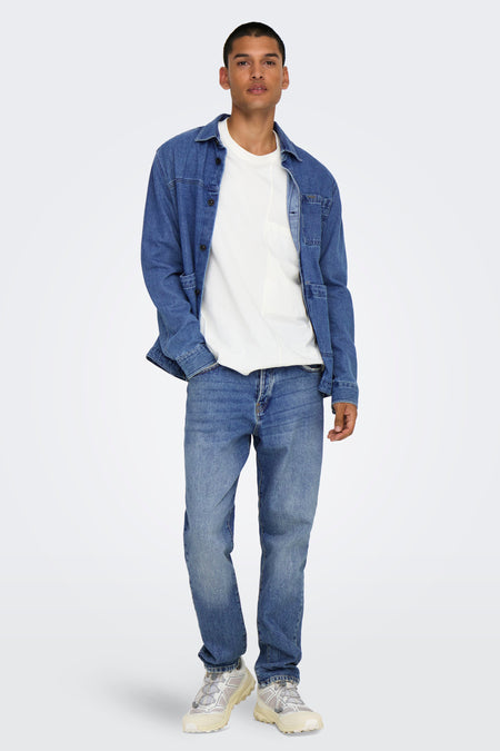 Blauw denim tapered jeans van ONLY & SONS, gecombineerd met een wit T-shirt en blauw denim overhemd, staand.