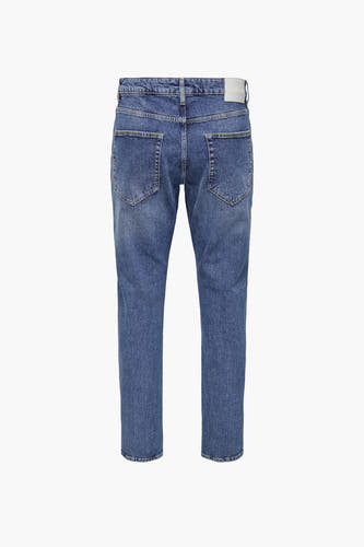 Blauwe denim tapered jeans van ONLY & SONS, met achterzakken en een merklabel.
