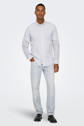 Rechte lichtblauwe denim jeans van ONLY & SONS, gecombineerd met een gestreept overhemd en zwarte laarzen.