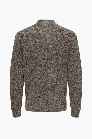 Pull marron avec col rond de ONLY & SONS®, détaillé avec un fin motif à rayures et des manches longues, dos.