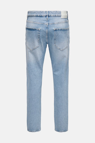Lichtblauwe tapered jeans van ONLY & SONS, achterkant weergegeven.
