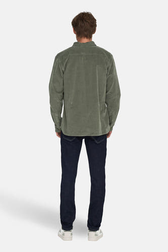 Chemise verte à manches longues de ONLY & SONS, vue de derrière, avec des jeans foncés et des chaussures blanches.