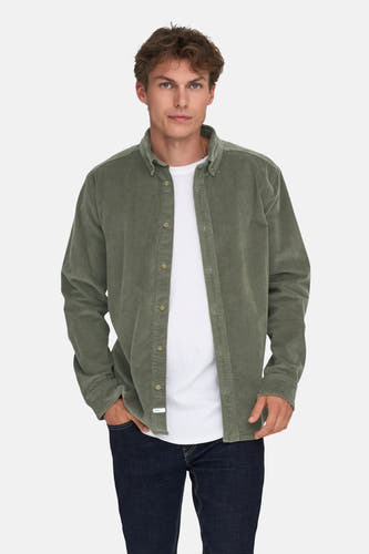 Chemise verte à manches longues de ONLY & SONS®, portée sur un T-shirt blanc et un jeans foncé.